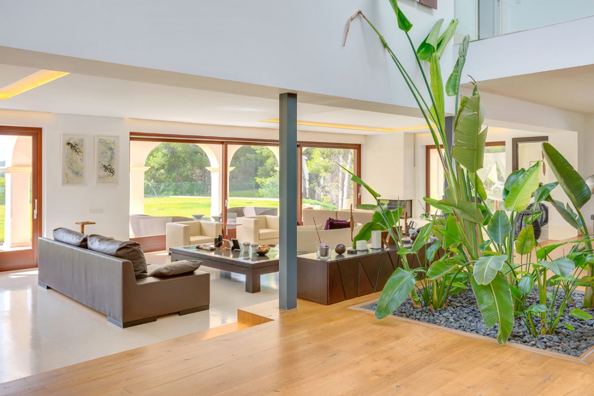 Moderne Traumvilla mit großem Grundstück und Indoorpool in Son Vida