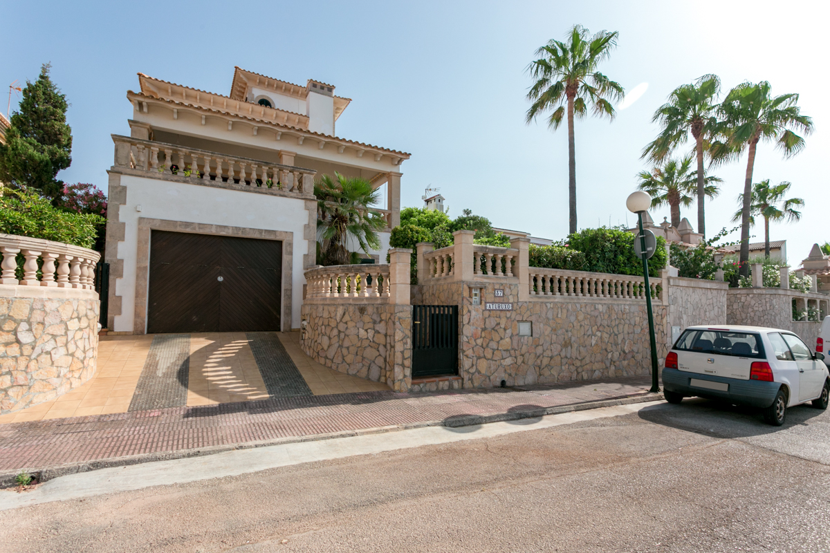 Spacious seaview villa in a quiet location on the harbour of Colonia Sant Perepurchase