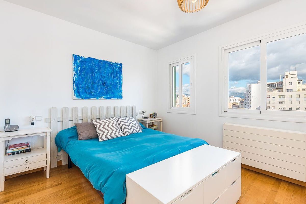 Helles Penthouse mit toller Terrasse mit Meer- sowie Bergblick in