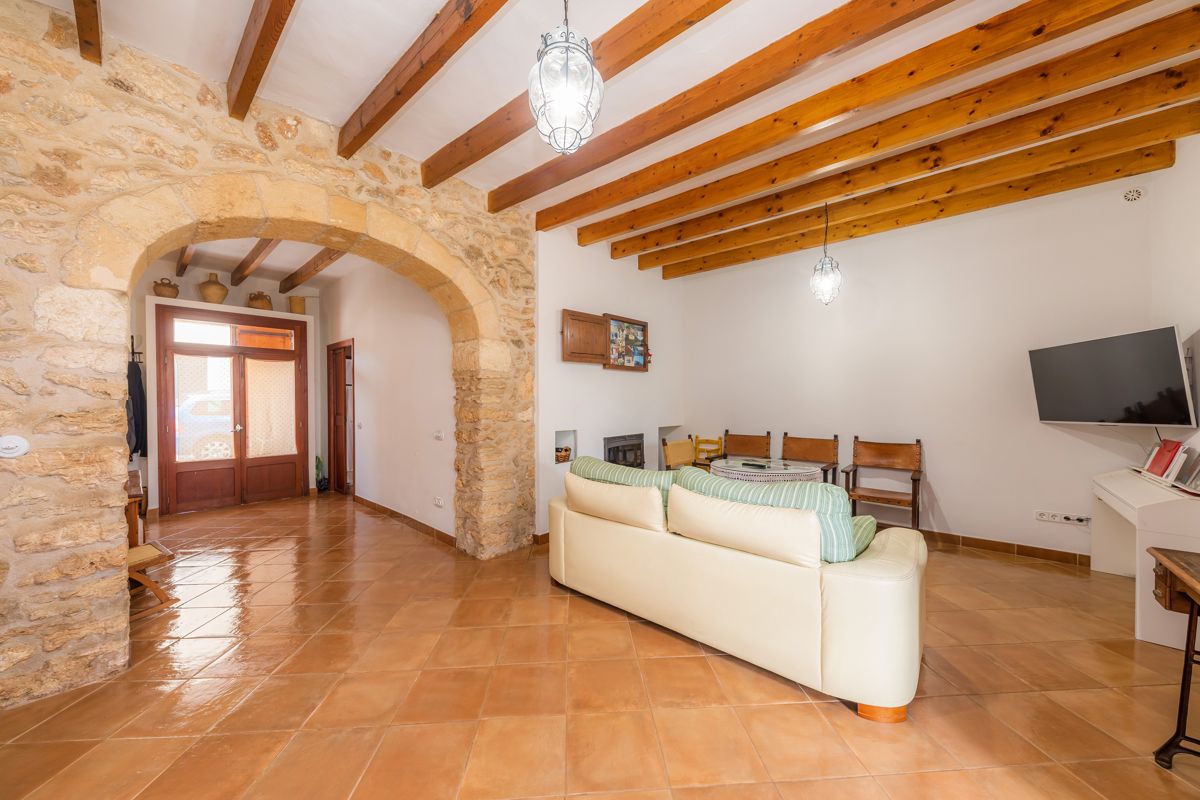 2-stöckiges Stadthaus mit Innenhof und Abstellraum, kürzlich renoviert