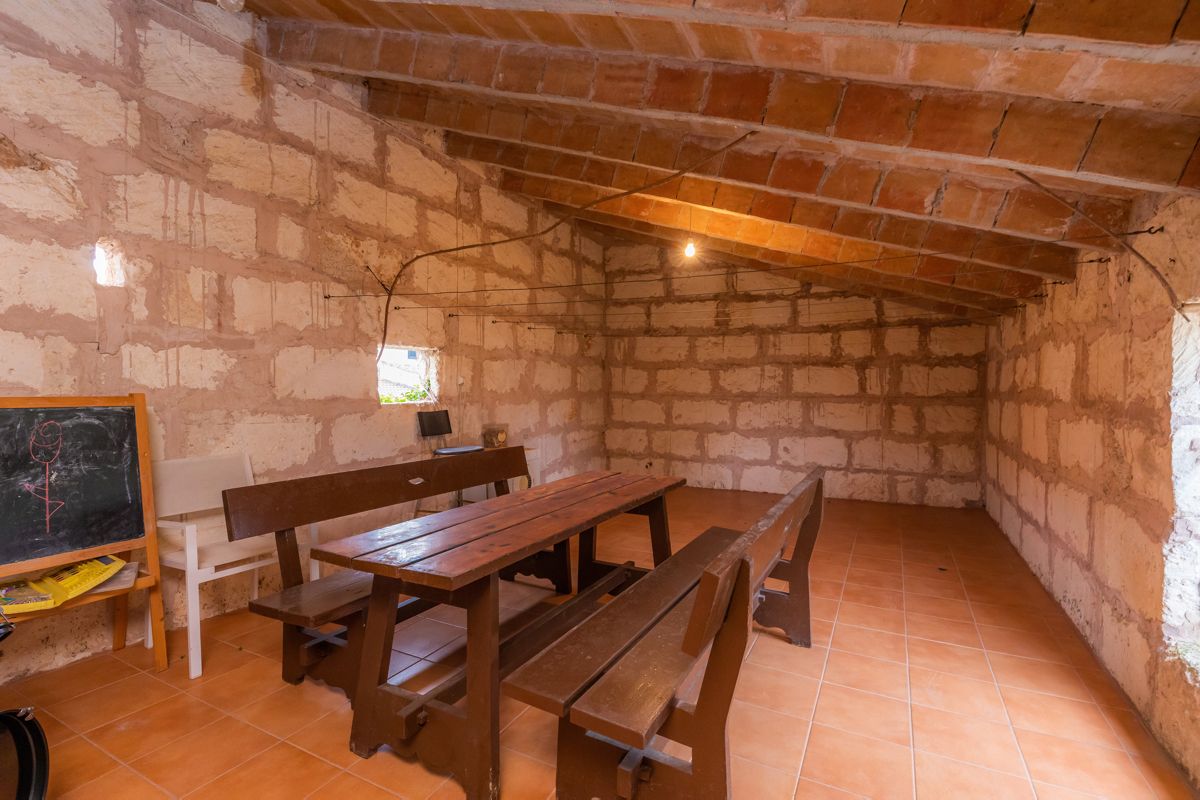 2-stöckiges Stadthaus mit Innenhof und Abstellraum, kürzlich renoviert