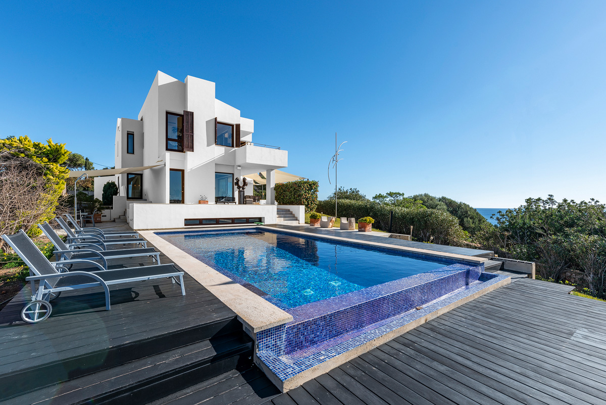 Spectacular villa on the 1st sea line with infinity pool in a superb