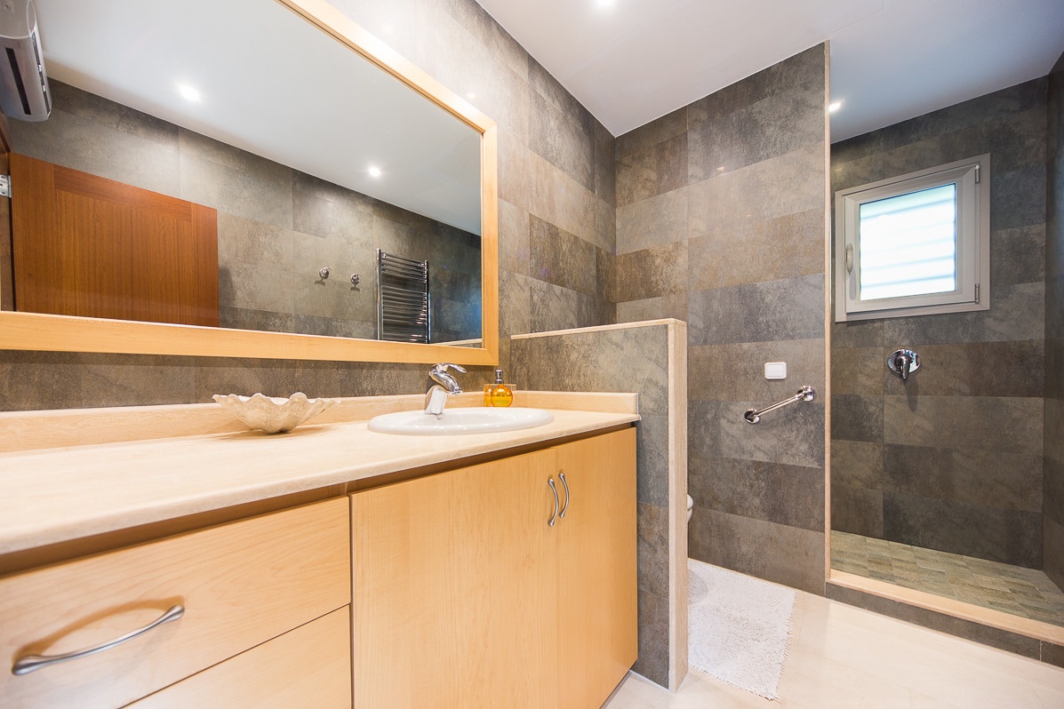 Magnífica casa de estilo minimalista con piscina, jardín y orientación