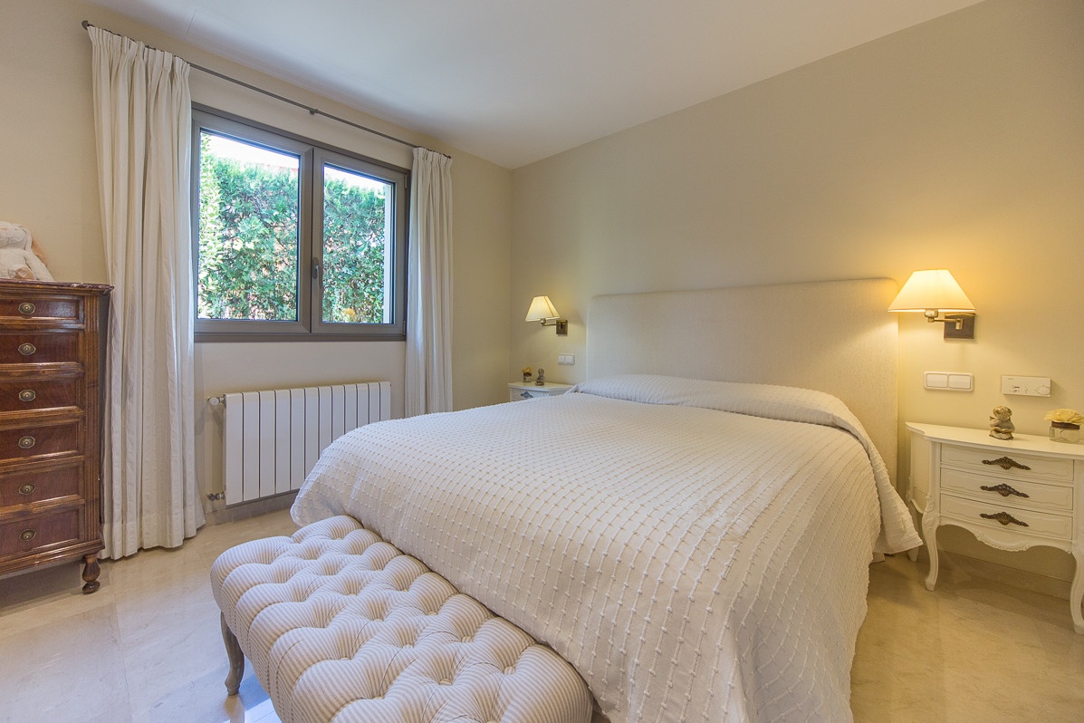 Fabelhaftes Haus im minimalistischen Stil mit Pool, Garten und