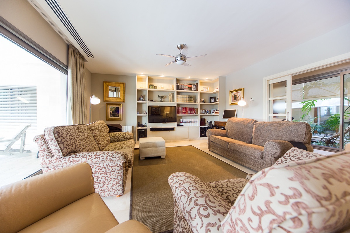 Fabelhaftes Haus im minimalistischen Stil mit Pool, Garten und