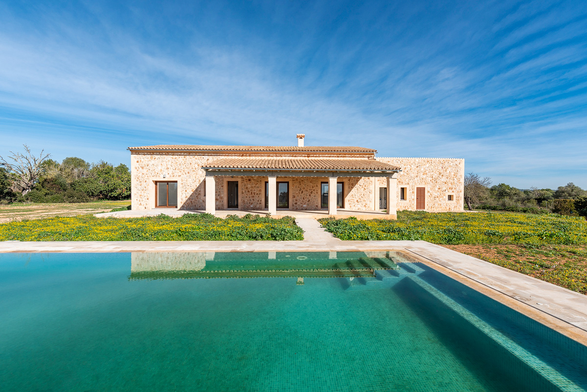 Casa de campo de obra nueva con una construcción de