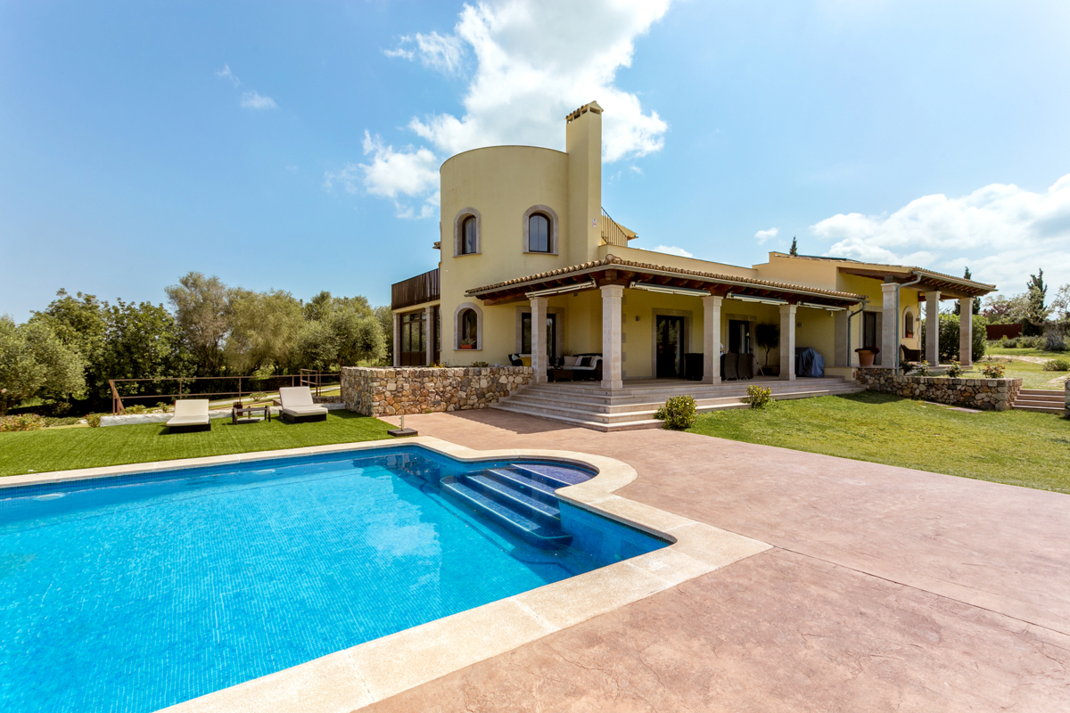 Finca llena de luz y de alta calidad con vistas panorámicas y una
