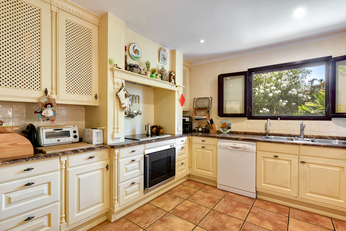 Schönes Einfamilienhaus mit 6 Schlafzimmern in toller Anlage nahe dem