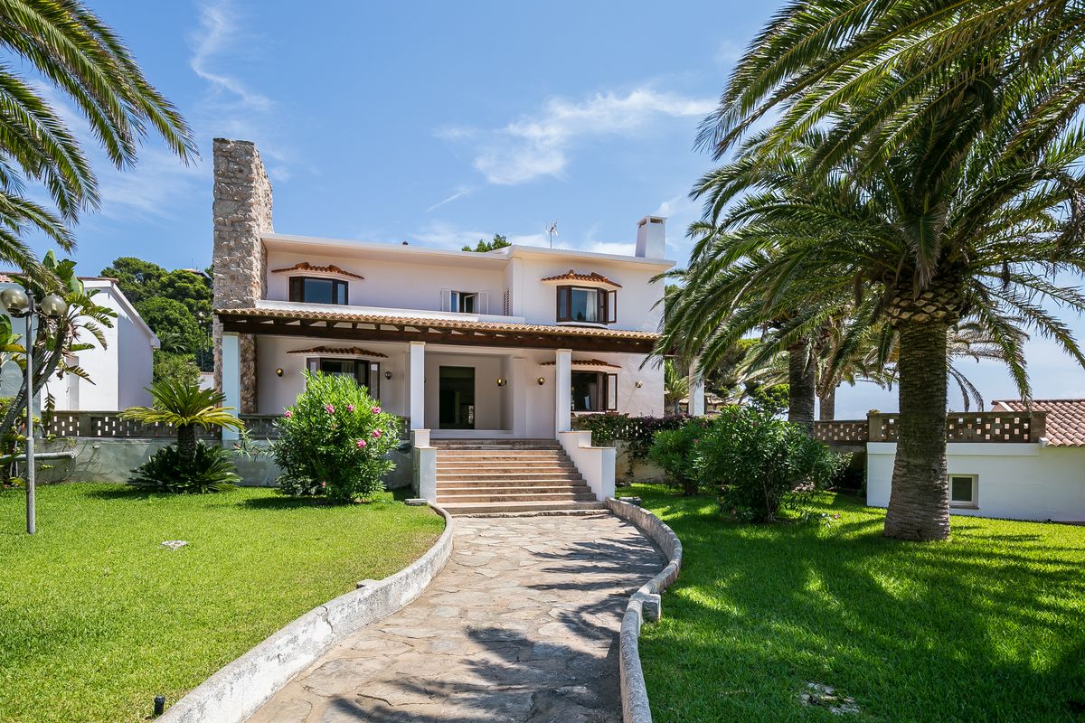 Breathtaking villa is situated in a prime seafront