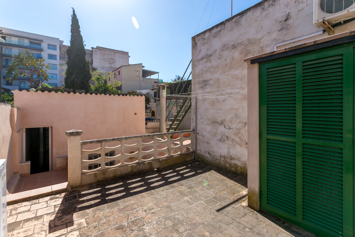 Adosado amueblado con patio, terraza y garaje a tan solo 200 metros de