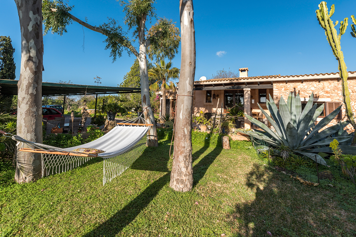 Casa de campo de piedra natural en una zona tranquila con vistas al mar