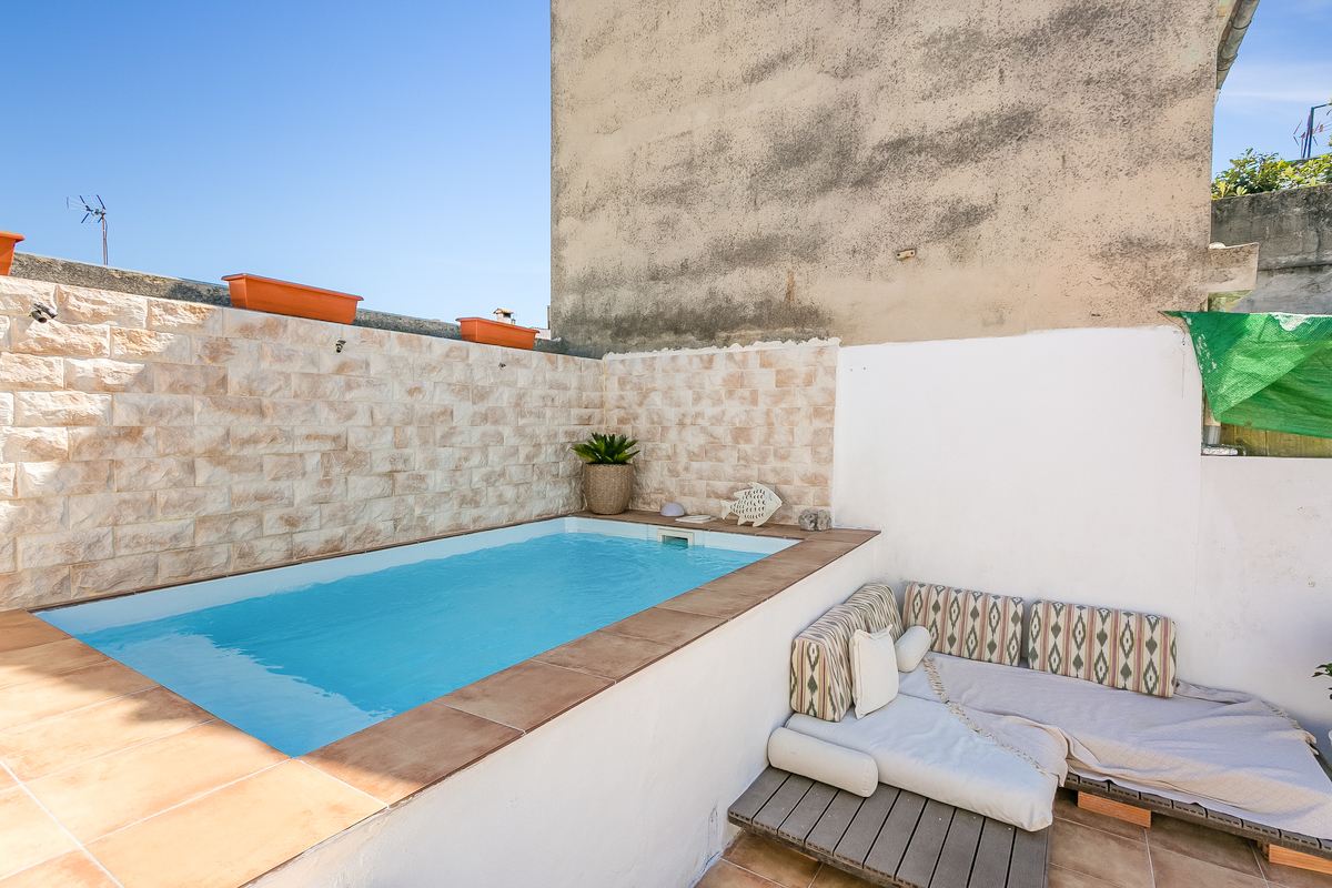 Casa de pueblo en Binissalem con patio y pequeña piscina acogedora