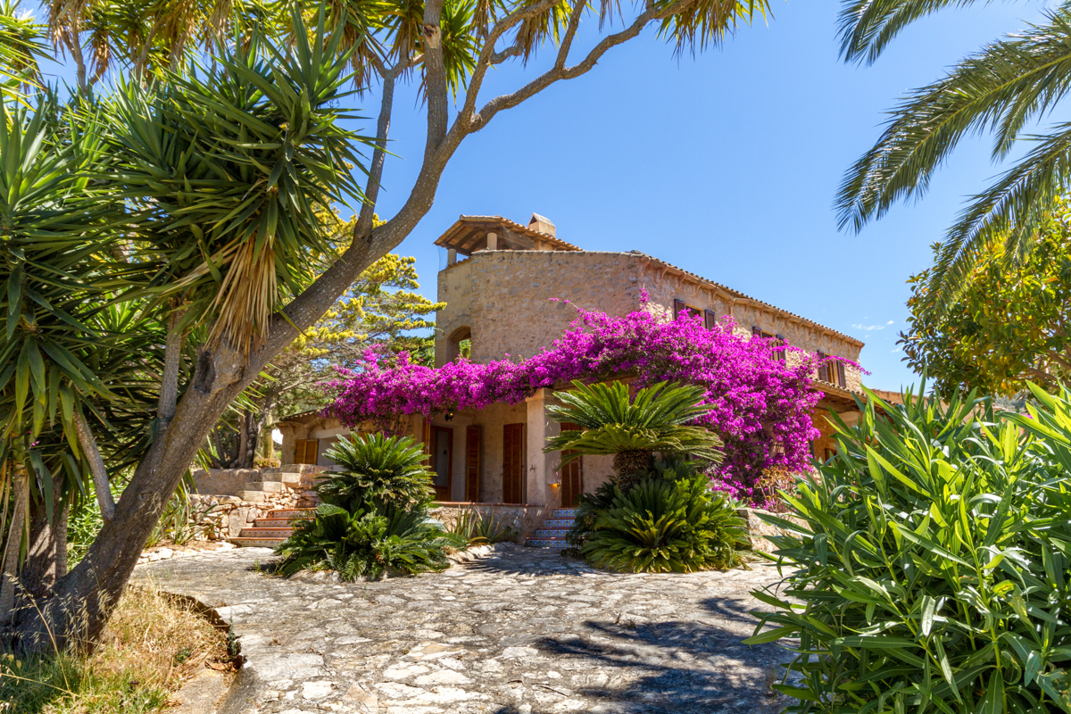 Captivating natural stone finca with pool and fantastic far reaching