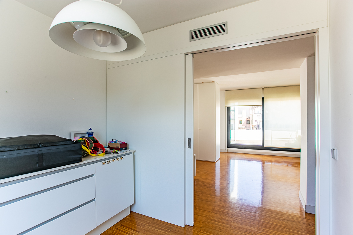 Schickes, unmöbliertes Penthaus-Apartment mit großer privater Terrasse