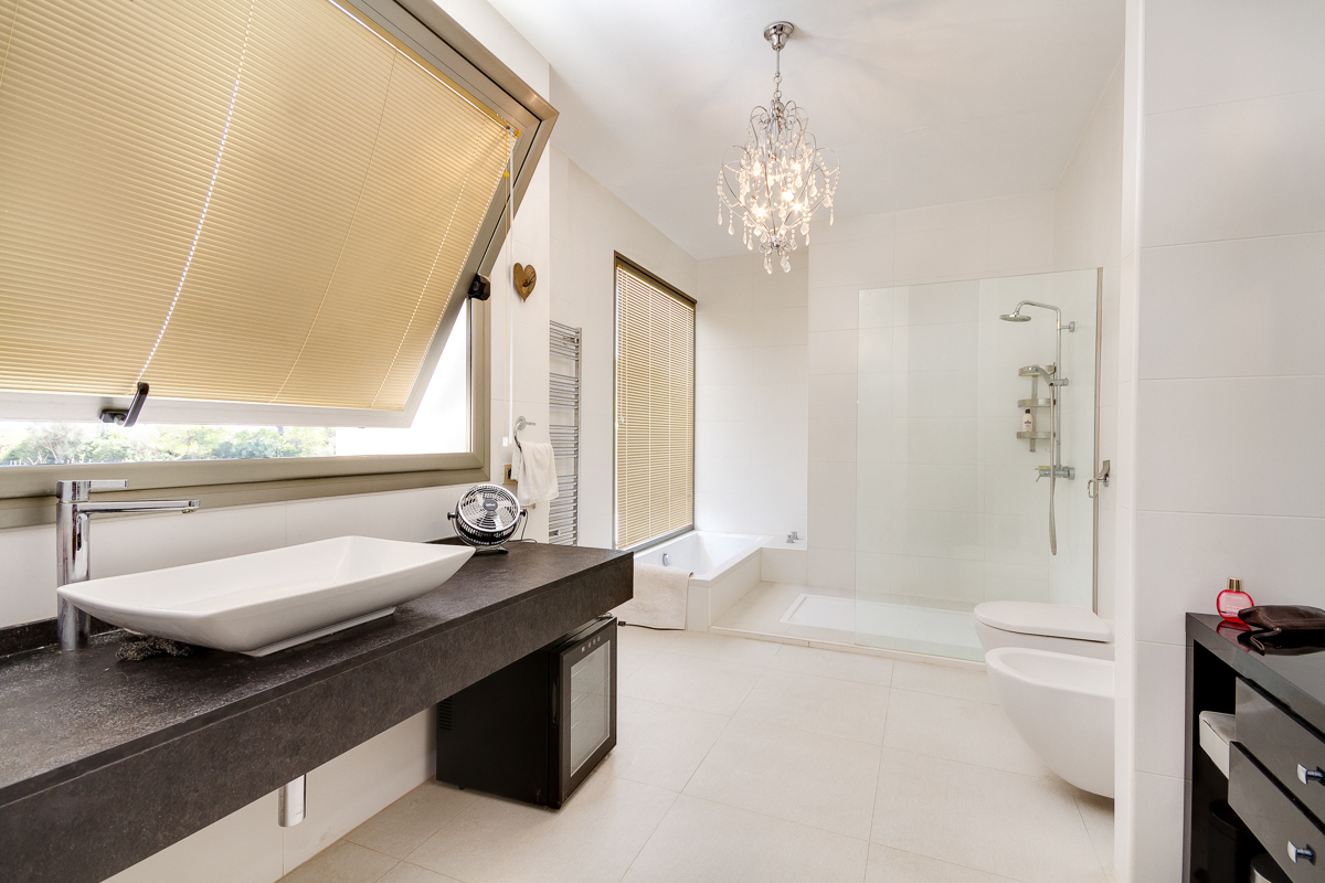 Espectacular casa minimalista de una planta y con viñedo propio en