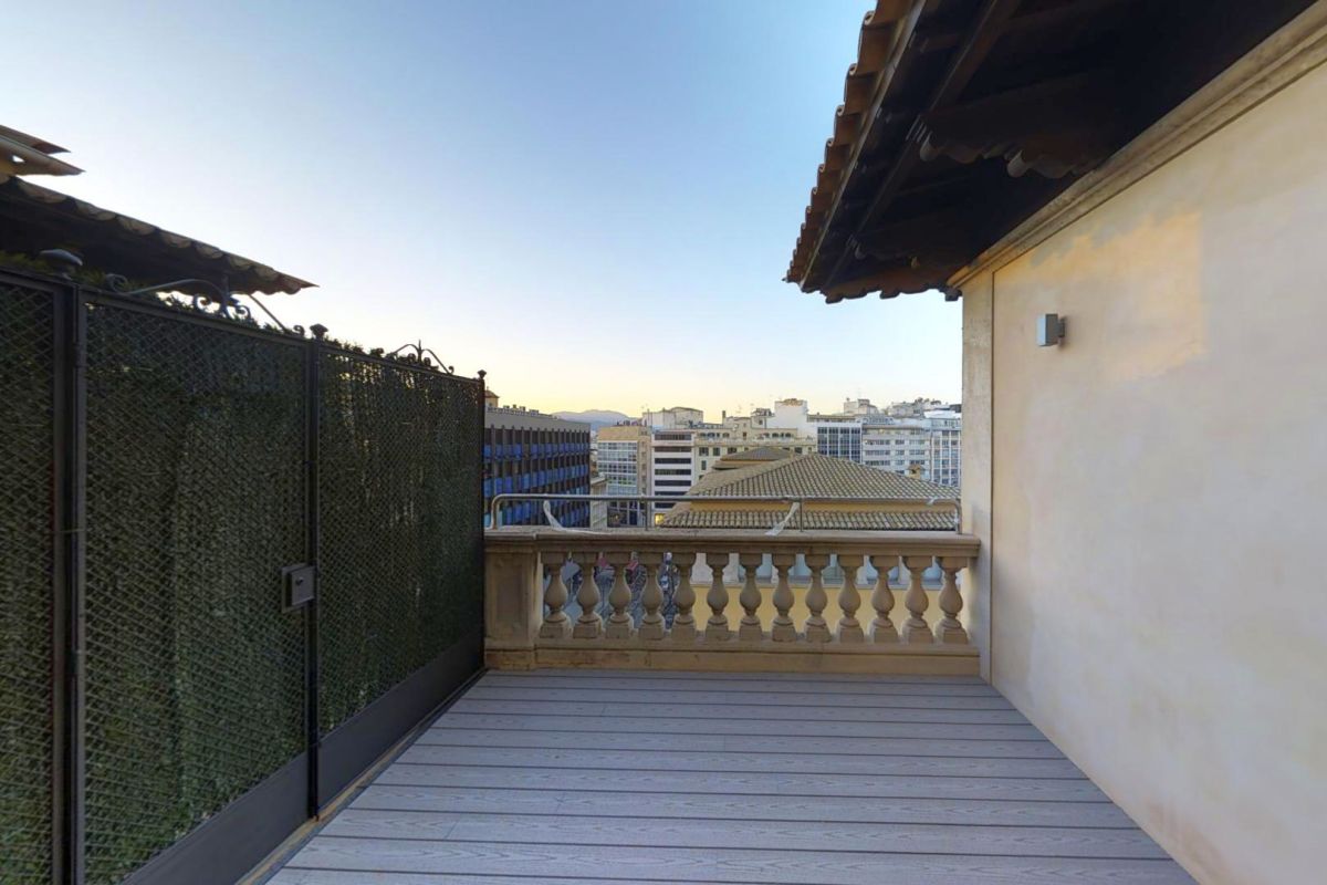 Bezauberndes, helles Penthouse-Apartment mit privater Terrasse nahe