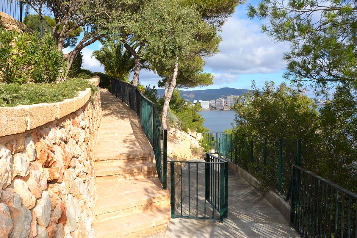 Wunderschöne Wohnung in einer Anlage in erster Meereslinie in Cala