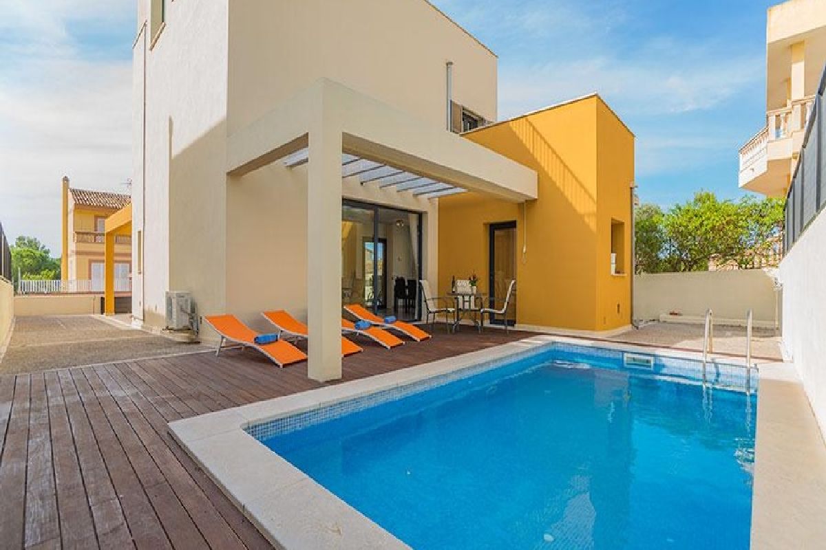 Haus mit Pool, Meerblick und Ferienwohnungslizenz für 6 Personen in