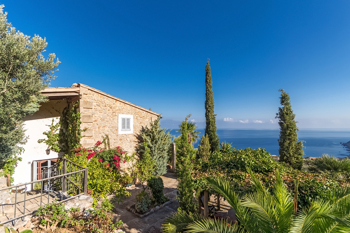 Unique property with spectacular views of the sea in Banyalbufarpurchase