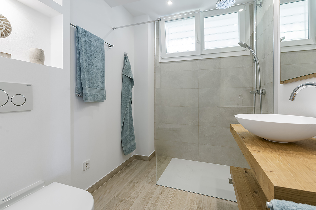 Fantastische, komplett renovierte Etagenwohnung mit Meerblick in