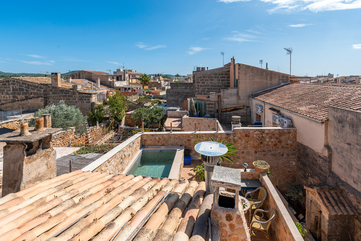Casa de pueblo tradicional con bodega, patio y piscina en Llucmajor