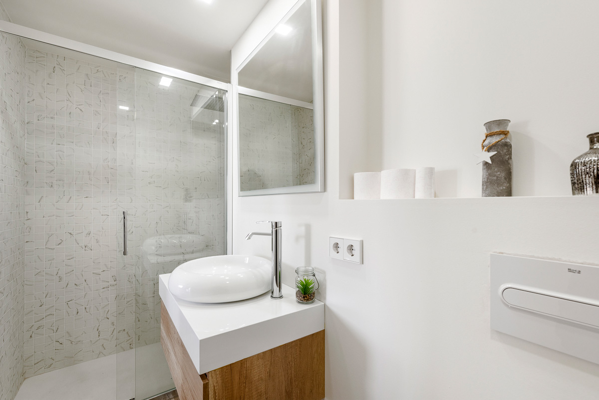 Komplett renovierte Wohnung in erster Meereslinie vor dem Hafen von