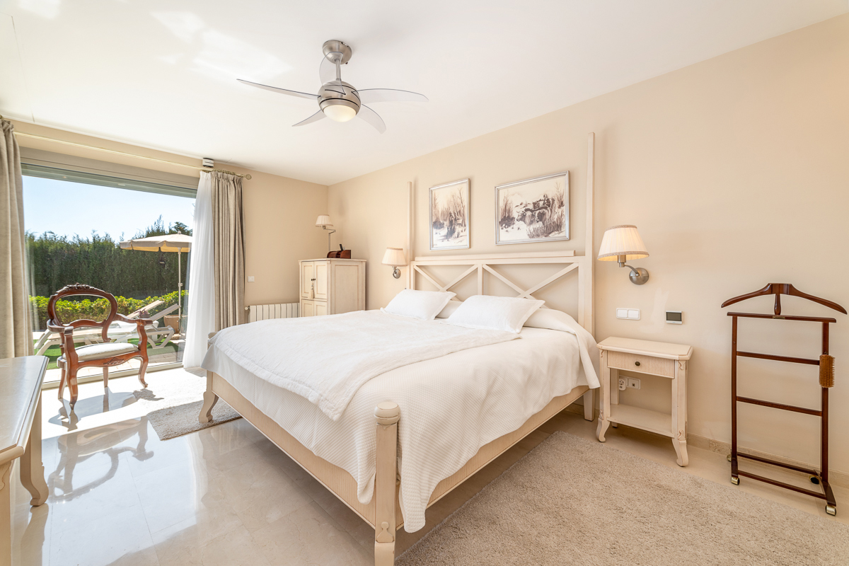 Fabelhaftes Haus im minimalistischen Stil mit Pool, Garten und