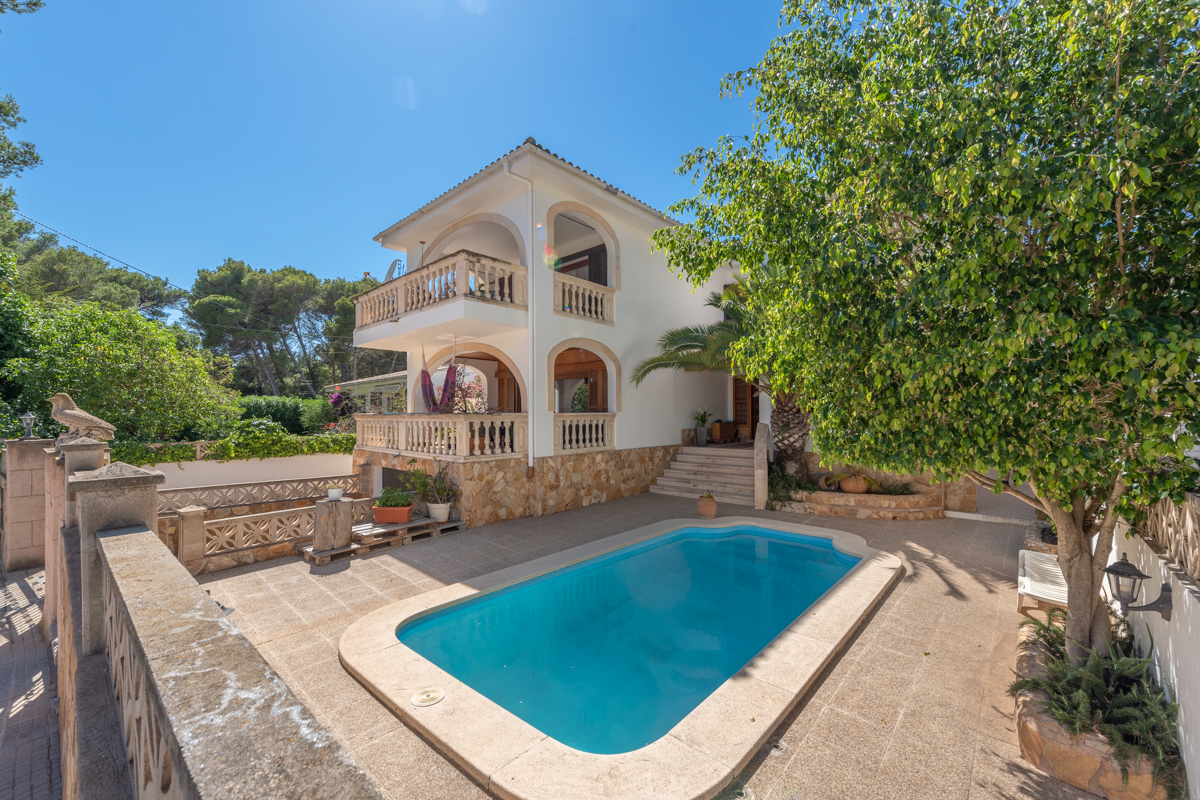 Precioso chalet con 2 apartamentos separados, piscina y garaje, en zona