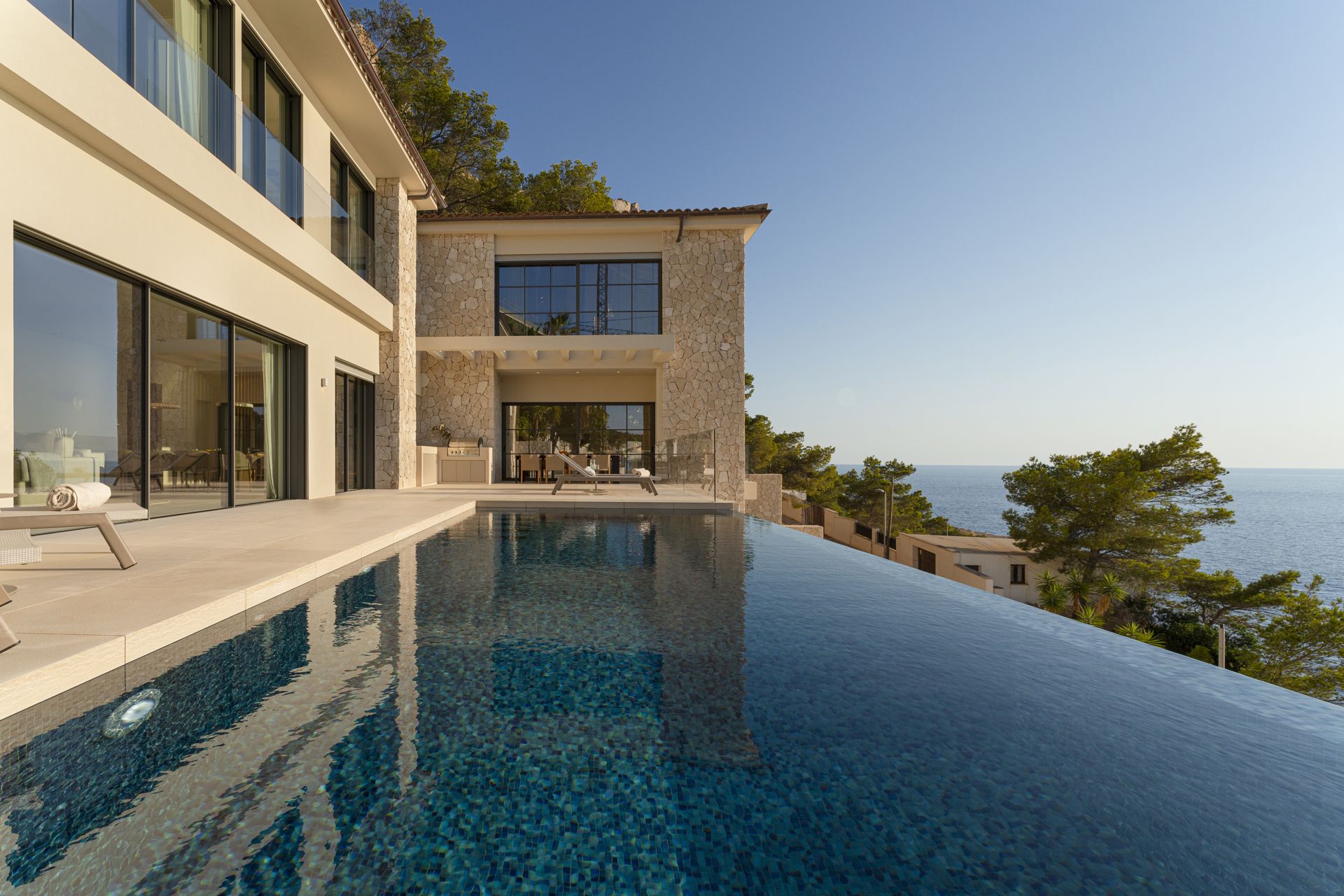 Luxurious newlybuilt villa with breathtaking sea views in a prime