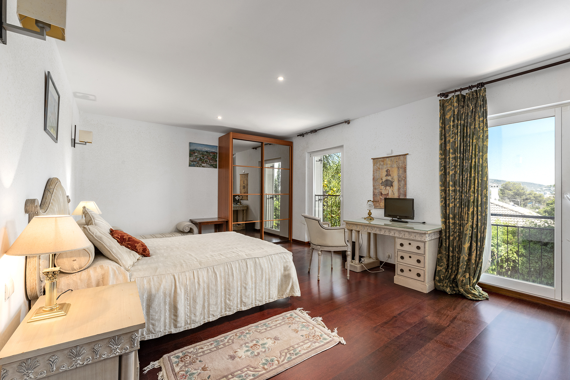 Mediterranean familyvilla with tropical garden within walking distance