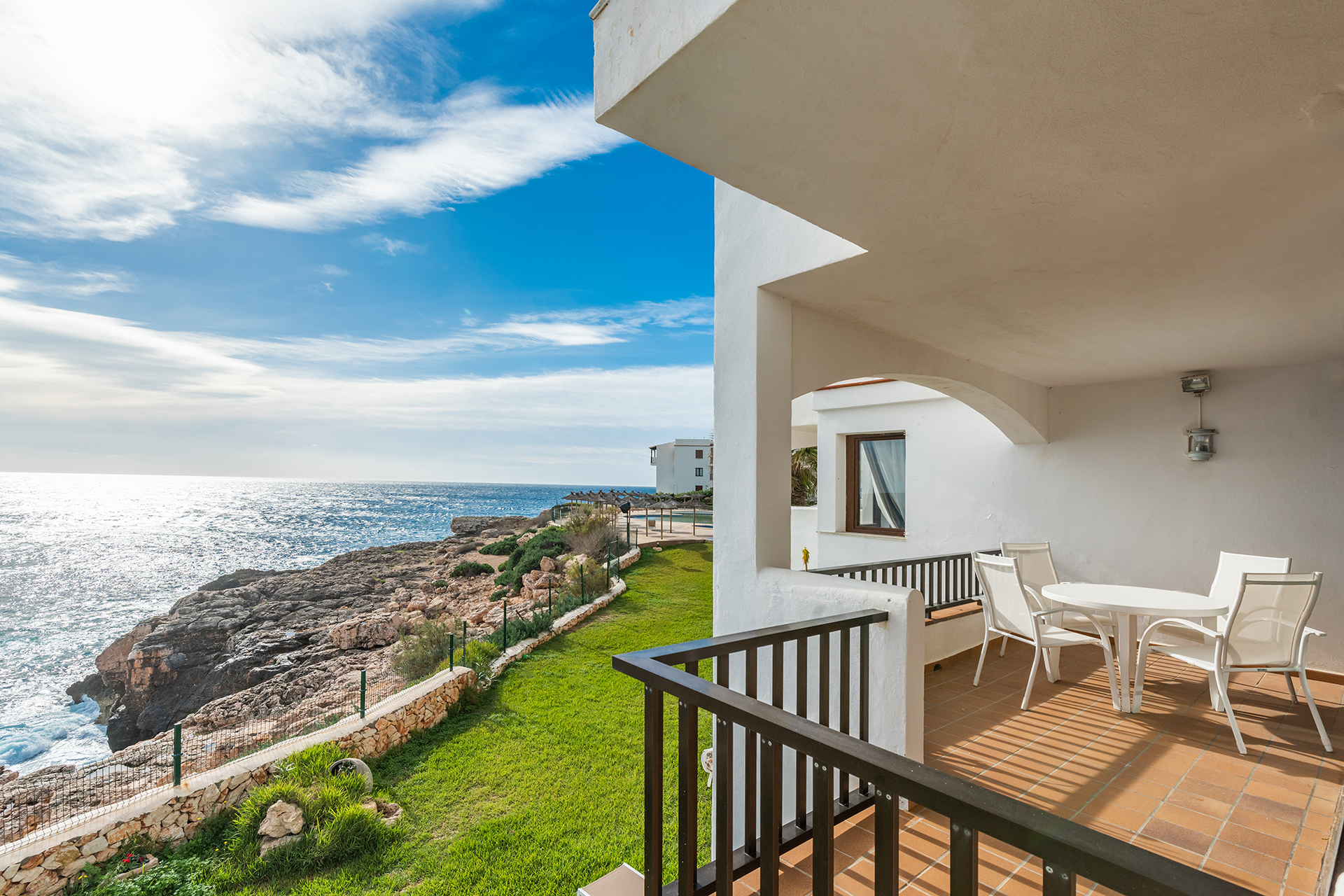 Attractive corner apartment with spectacular sea views on the 1st sea