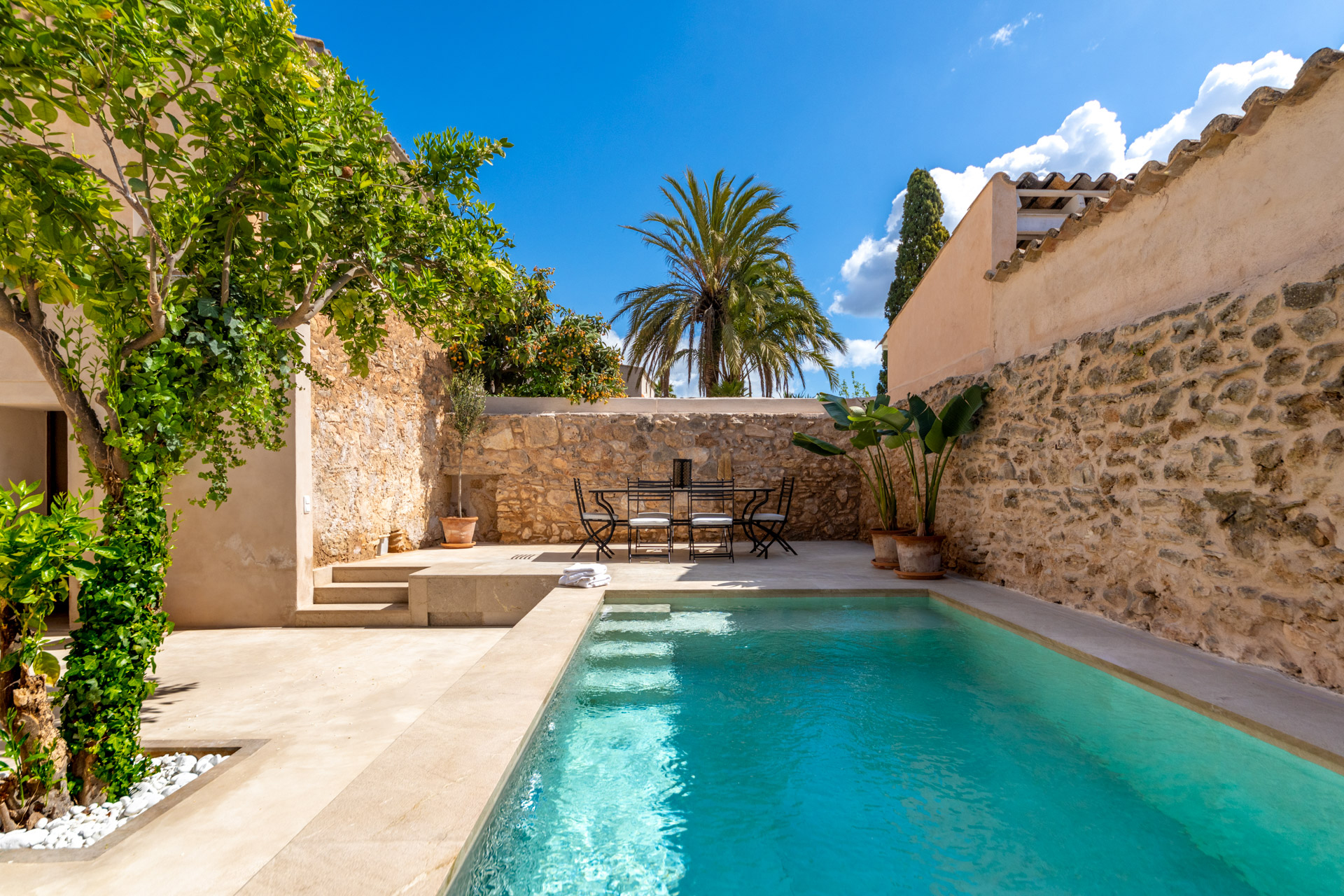 Ein liebevoll aufwendig saniertes Dorfhaus mit Pool und Garage in ...