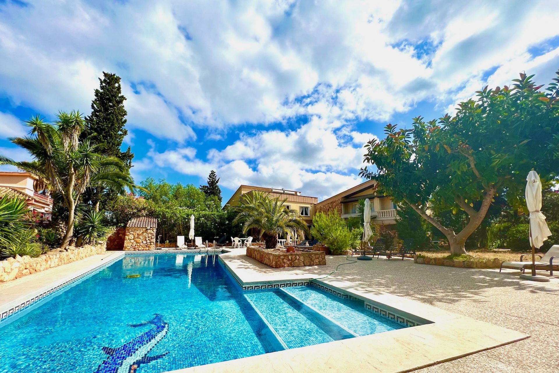 Exquisite Villa mit 6 individuellen Apartments mit Ferienvermietlizenz