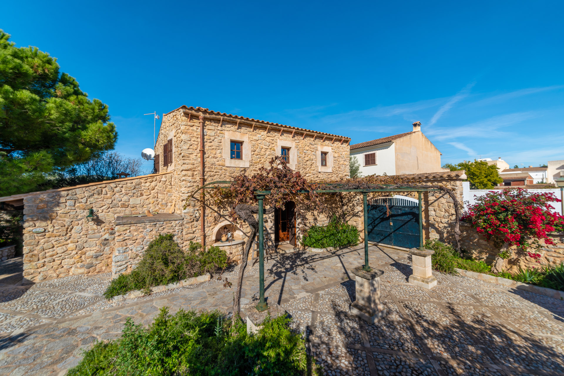 Traditionelle mallorquinische Finca mit Pool, malerischem Garten und