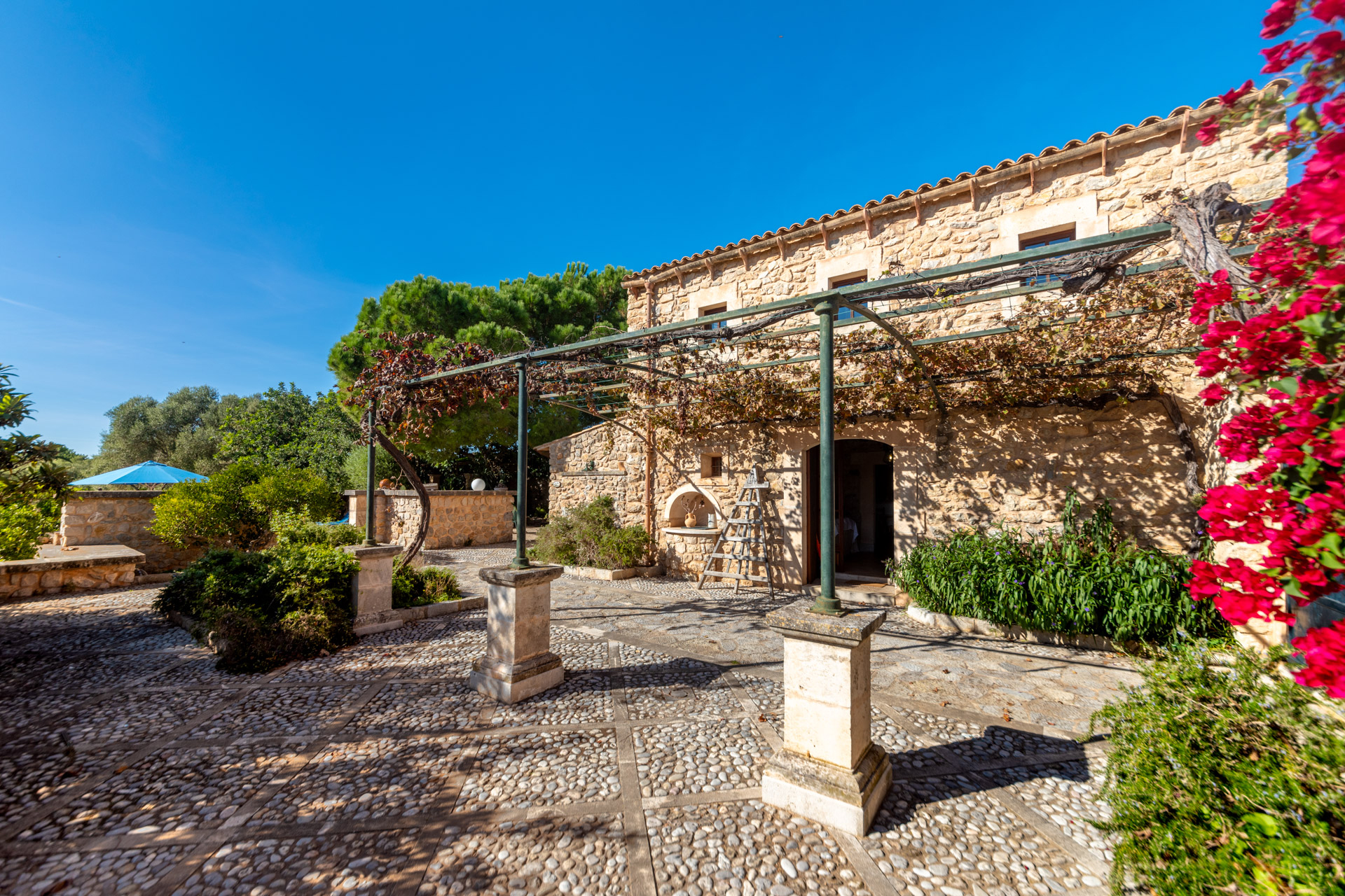 Traditionelle mallorquinische Finca mit Pool, malerischem Garten und