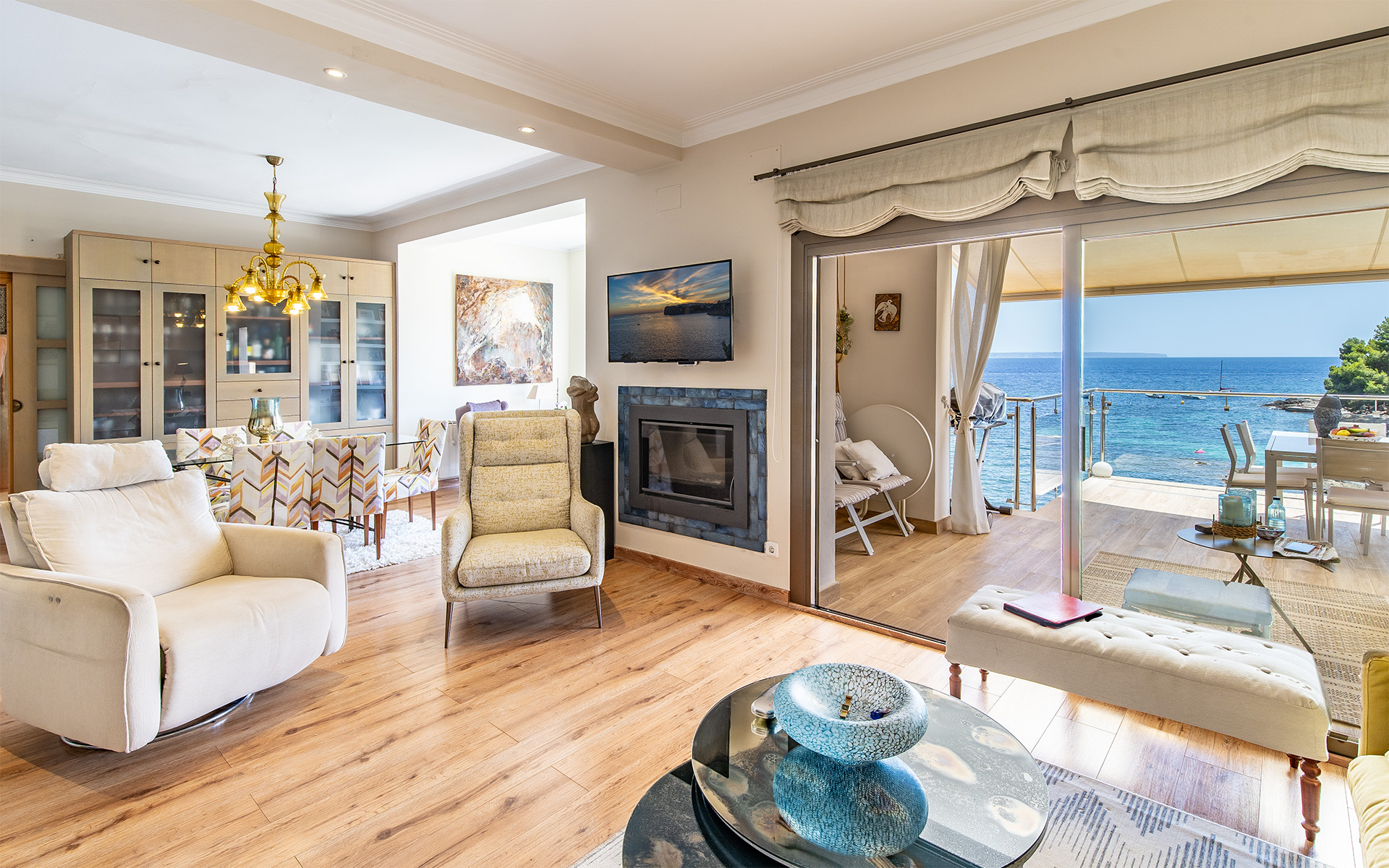 Luxurious penthouse with direct sea access in a top location in Cas ...