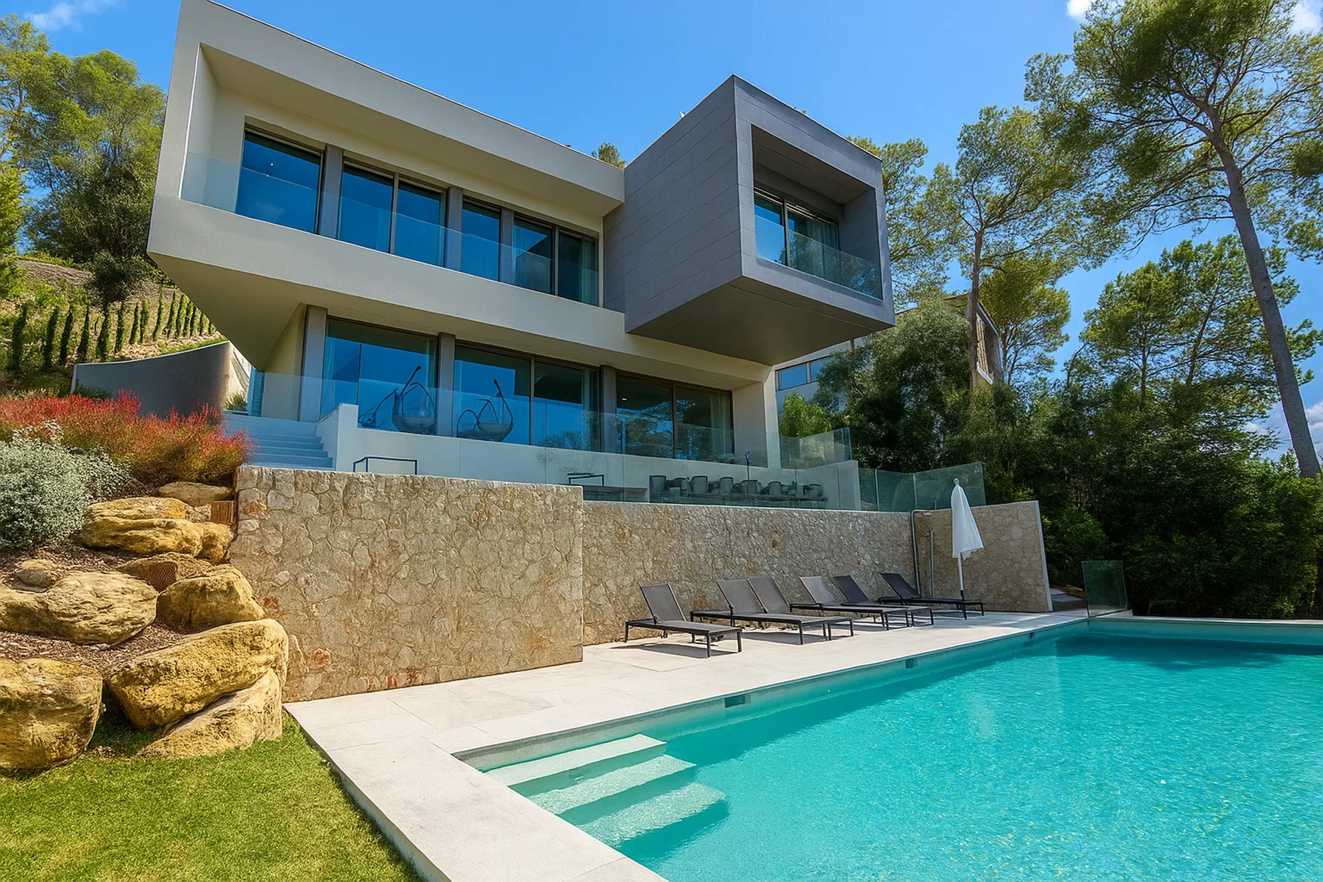 Gotmar Zeitgenössische Neubau-Villa mit 6 Suiten, Heimkino, Gym & beheiztem 50 ...